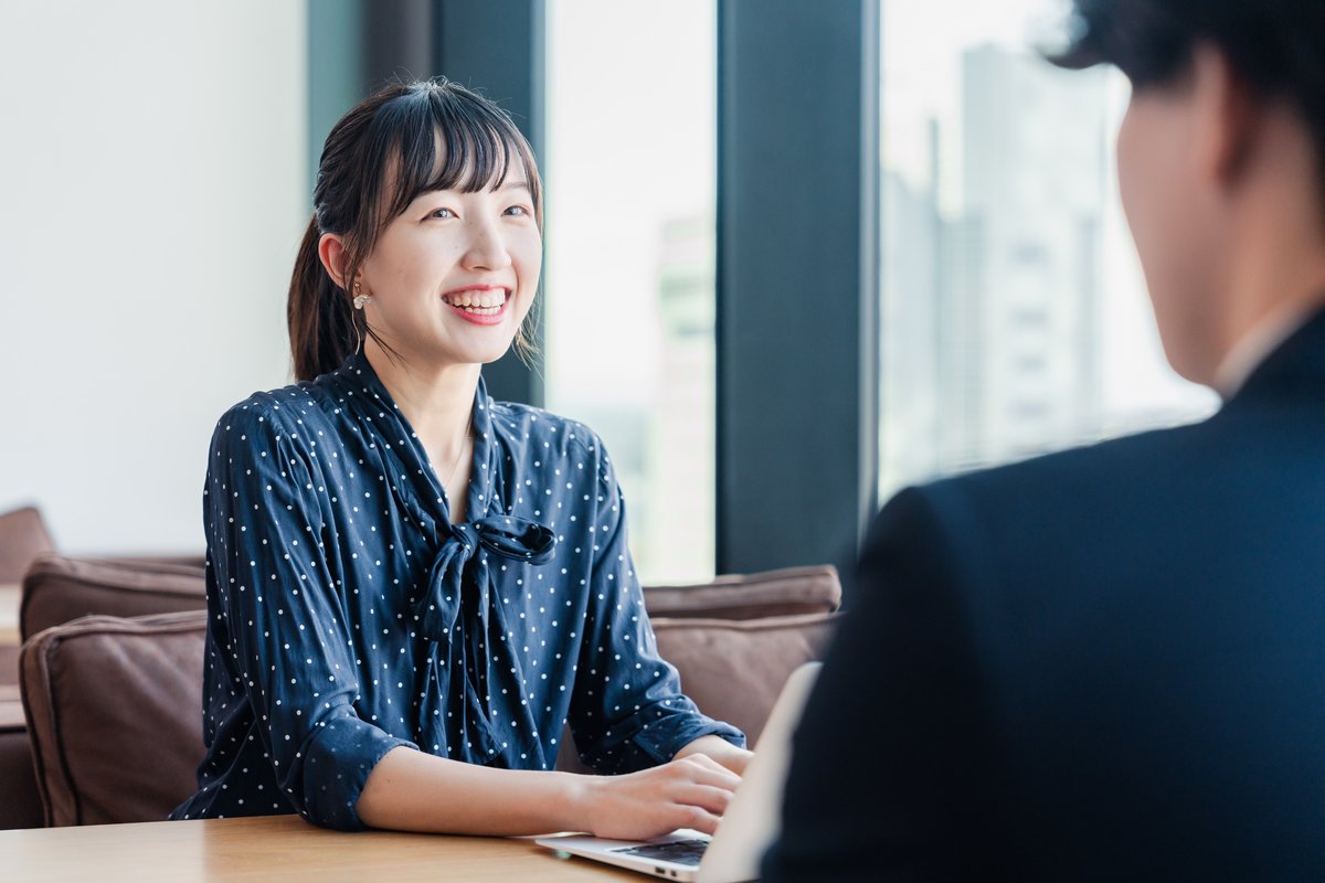 カジュアルに話す様子
