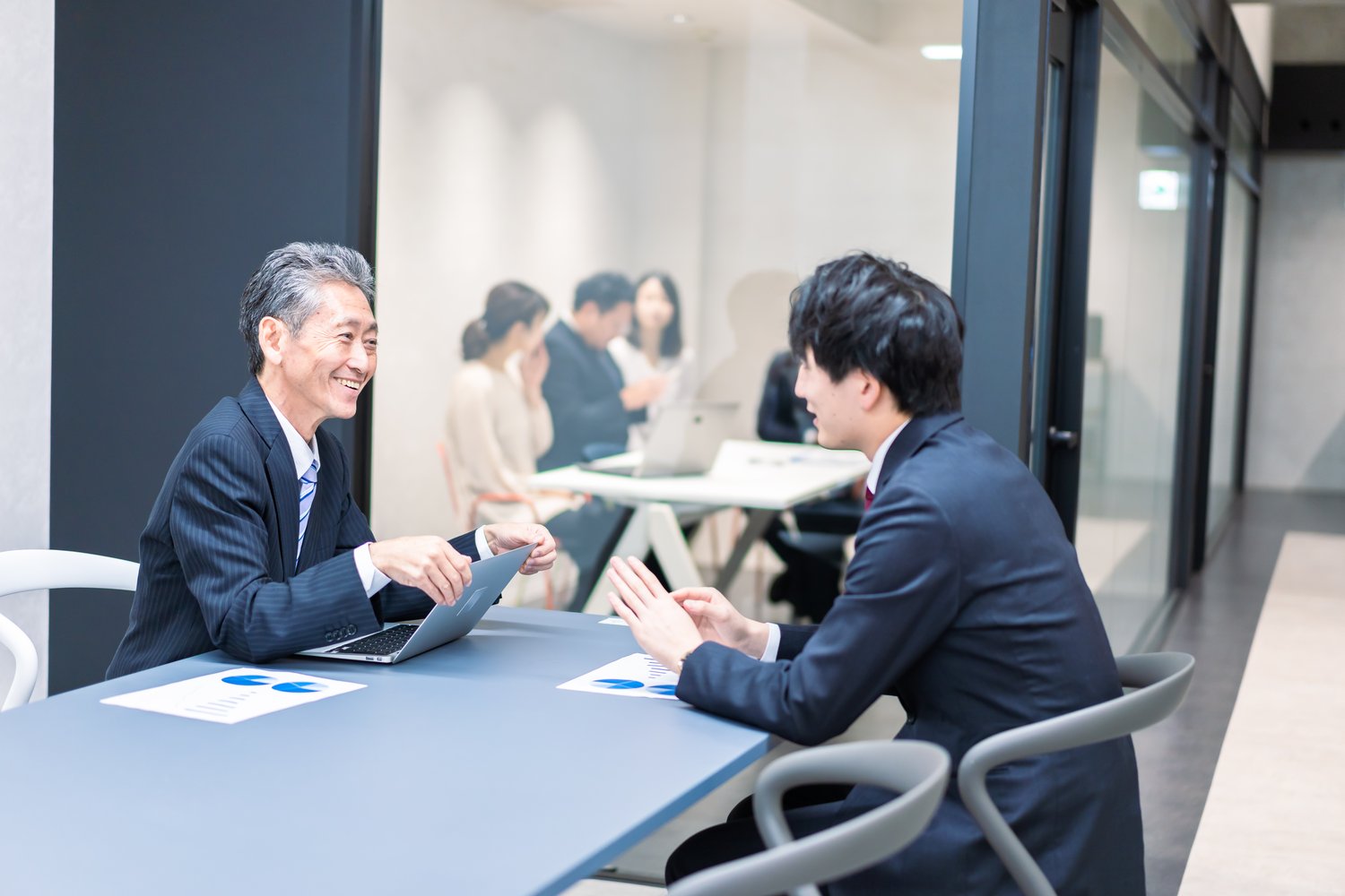 リーダーとメンバーが共に前へ進む様子